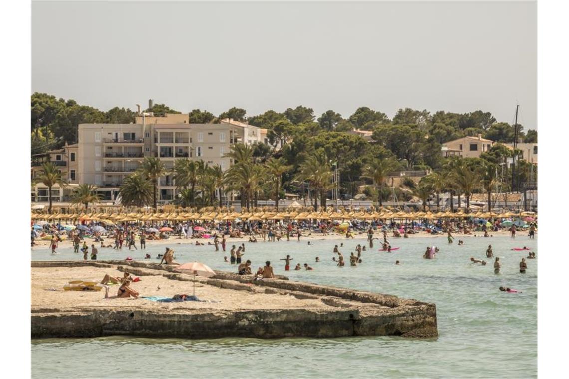 Badegäste am Strand von S'Arenal. Seit Ende Juni sind die Corona-Zahlen praktisch überall in Spanien rapide in die Höhe geschossen. Auf Mallorca lag die Sieben-Tage-Inzidenz zuletzt bei 365. Foto: John-Patrick Morarescu/ZUMA Press Wire/dpa