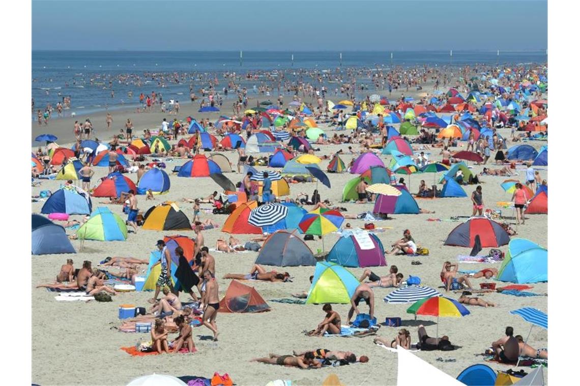 Badegäste am Strand von St. Peter-Ording in Schleswig-Holstein. Foto: Marcus Brandt/dpa