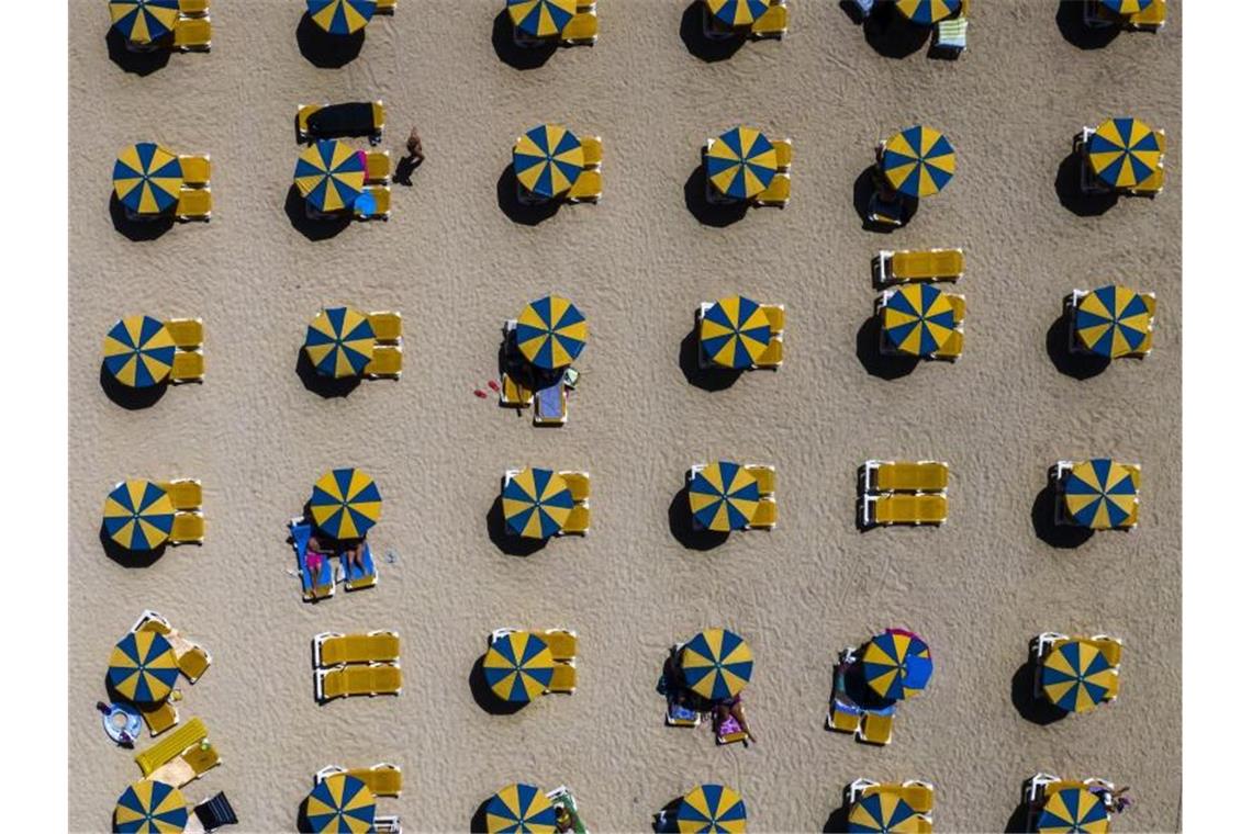 Berlin erklärt auch Kanaren zu Corona-Risikogebiet Badegäste an einem Strand auf Gran Canaria. Mit den Kanaren gilt nun ganz Spanien als Corona-Risikogebiet. Foto: Emilio Morenatti/AP/dpa