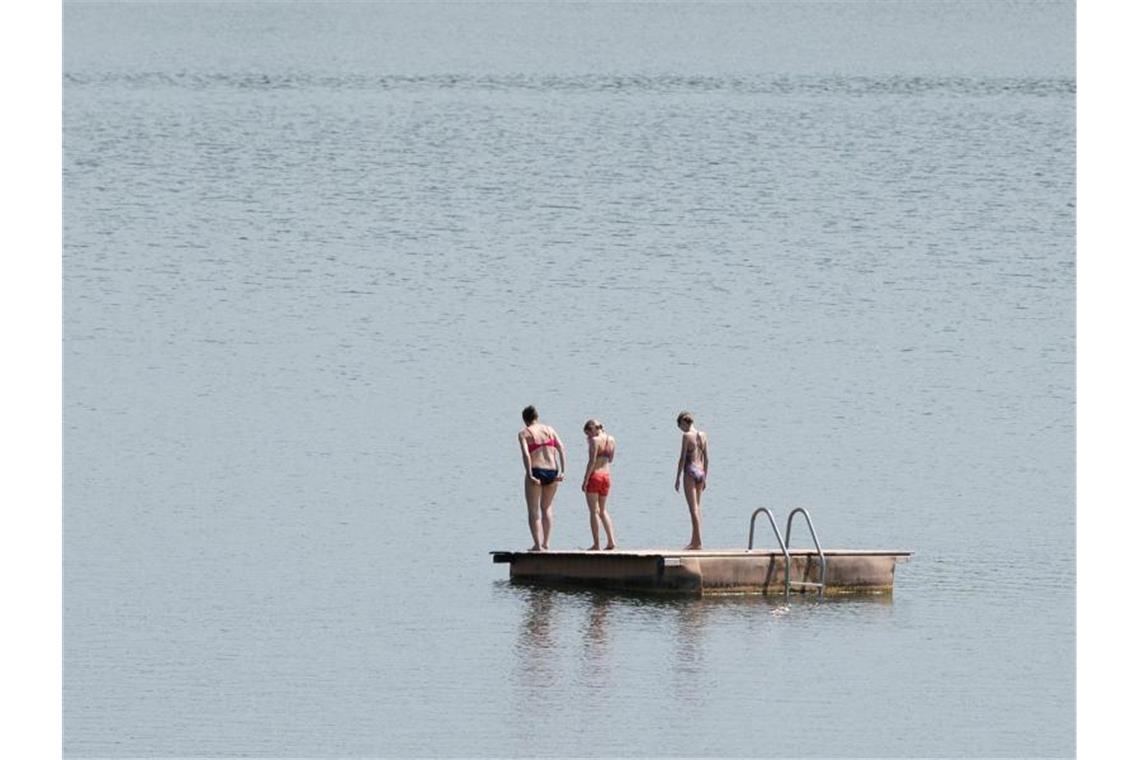 Badegäste auf einer Badeinsel im sächsischen Pirna. Foto: Sebastian Kahnert/dpa-Zentralbild/dpa