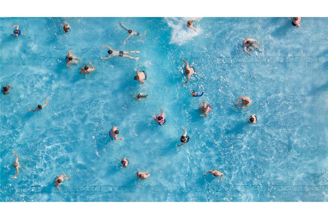 Badegäste genießen die Abkühlung in einem Freibad in Sachsen.