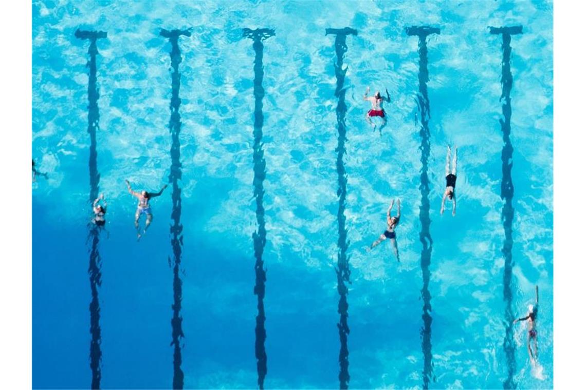 Hitze in Deutschland bringt möglicherweise Temperaturrekord Badegäste im Freibad Ricklinger Bad in Hannover. Foto: Julian Stratenschulte