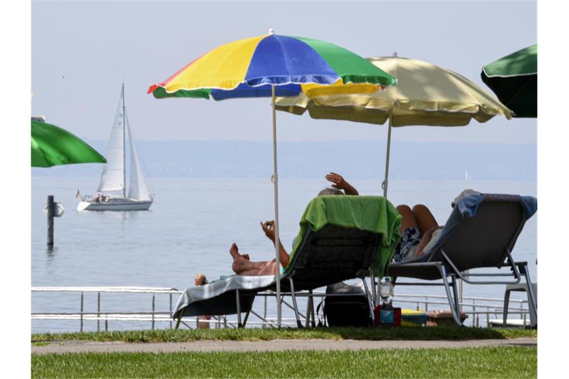 Zahl der Erkrankten wegen Fäkalien im Badewasser gestiegen Badegäste liegen am Bodensee. Foto: Felix Kästle/Archivbild