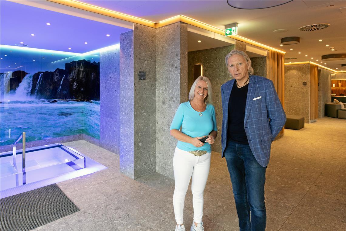 Neuer Wellnessbereich im Aspacher Hotel Sonnenhof kommt gut an Bademeisterin Renata Renschke und Uli Ferber heißen im neuen Wellnessbereich auch Tagesgäste willkommen. Foto: Alexander Becher