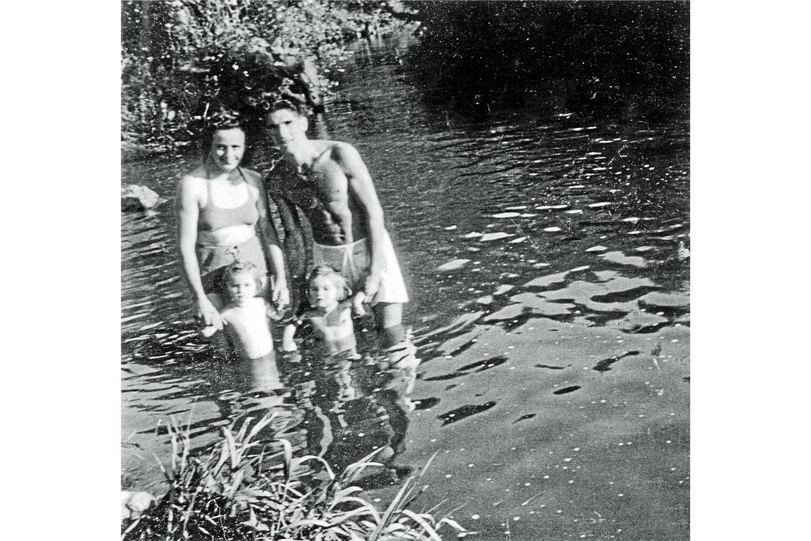 Baden in der Murr vor 70 Jahren: Die zwei Jahre alten Zwillinge Heidi und Traudel Deess mit Mutter Frida und Vater Walter Deess im erfrischenden Nass. Foto: privat