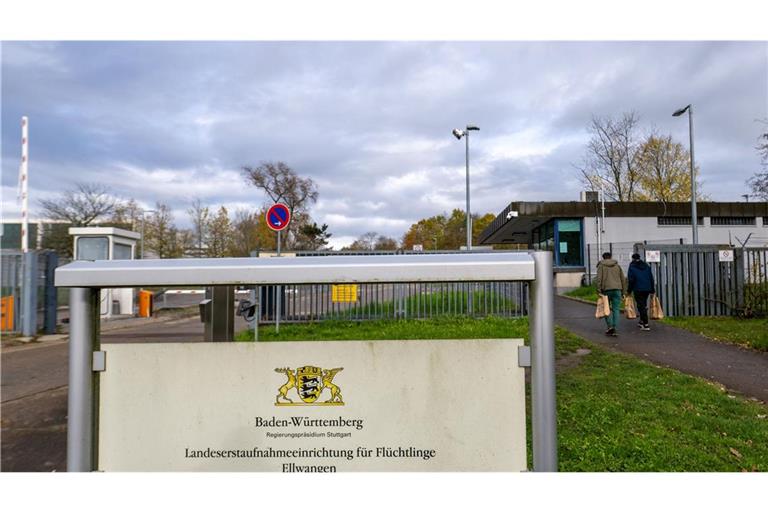 Umwandlung von Militärstandorten ausgesetzt – Auch Ellwangen ist betroffen Baden-Württemberg, Ellwangen: Zwei Männer gehen zur Landeserstaufnahmestelle (LEA).
