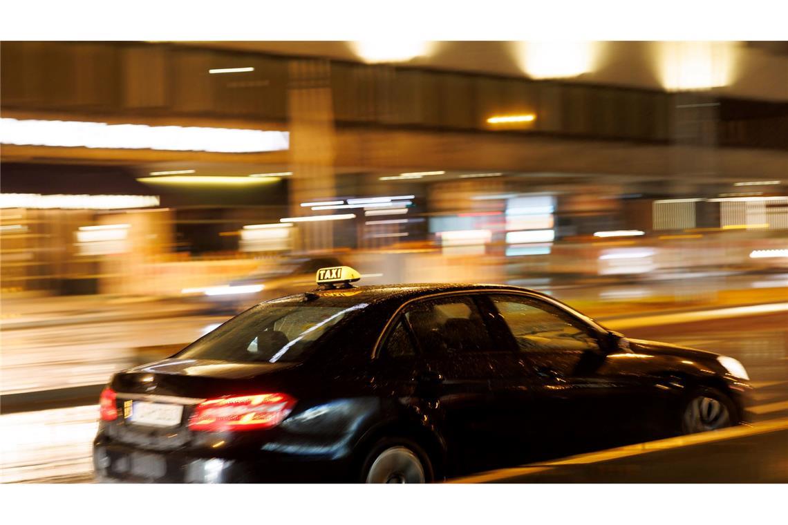 Der langsame Abschied vom Taxi-Beige Baden-Württemberg war Vorreiter in Sachen freie Taxi-Farbe: hier ein schwarzes Taxi in Stuttgart. (Archivbild)