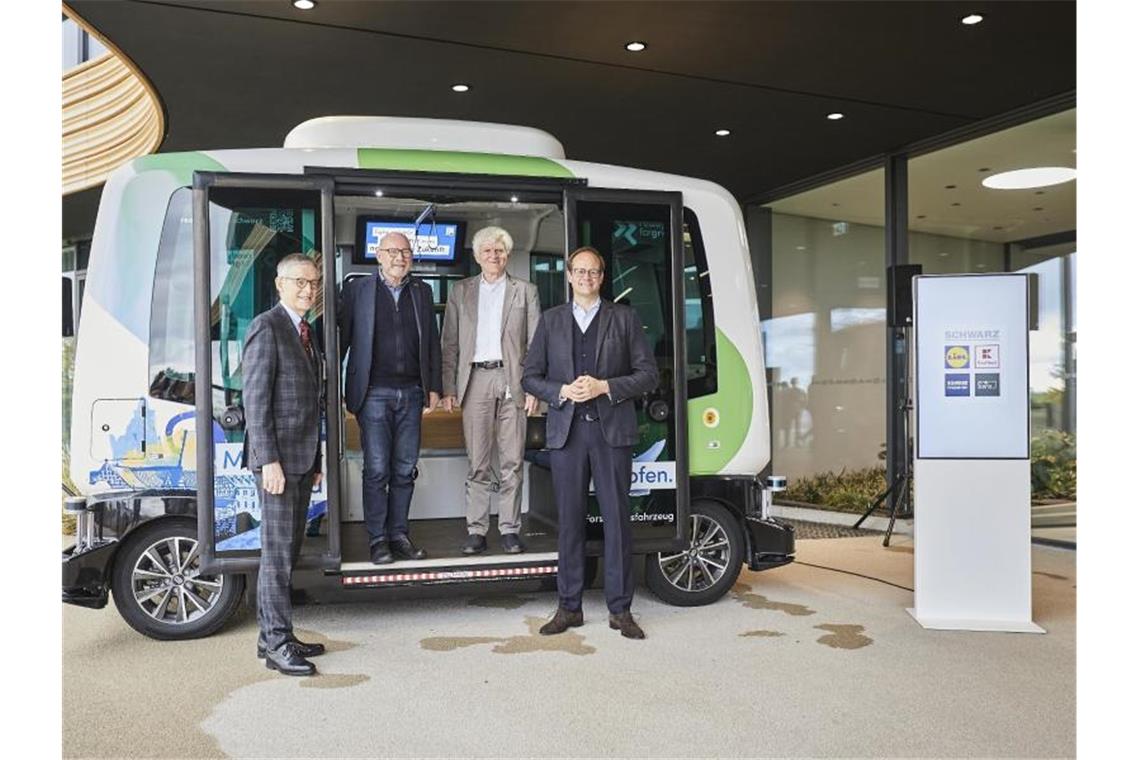 Hermann macht sich für flexible Abos in Bus und Bahn stark Baden-Württembergischer Verkehrsminister Winfried Hermann besichtigt emissionsfreie Transportmöglichkeit. Foto: Sebastian Heck/Lidl/obs