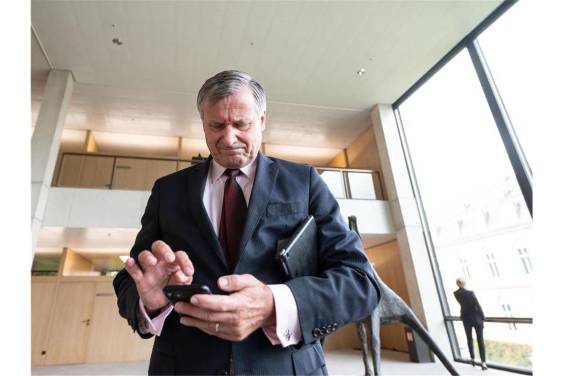 FDP und Grüne im Südwesten: Jamaika ist nicht vom Tisch Baden-Württembergs FDP-Fraktionschef Hans-Ulrich Rülke schaut auf sein Handy. Foto: Marijan Murat/dpa