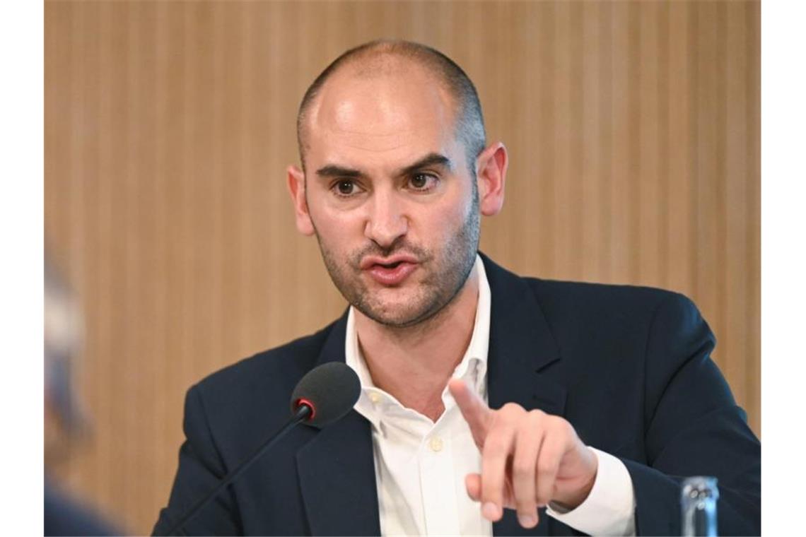 Grüner Landesfinanzminister sieht Vermögenssteuer kritisch Baden-Württembergs Finanzminister Danyal Bayaz (Grüne) spricht bei einer Pressekonferenz. Foto: Bernd Weißbrod/dpa/Archivbild
