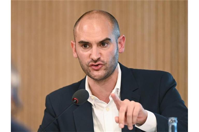 Baden-Württembergs Finanzminister Danyal Bayaz (Grüne) spricht bei einer Pressekonferenz. Foto: Bernd Weißbrod/dpa/Archivbild