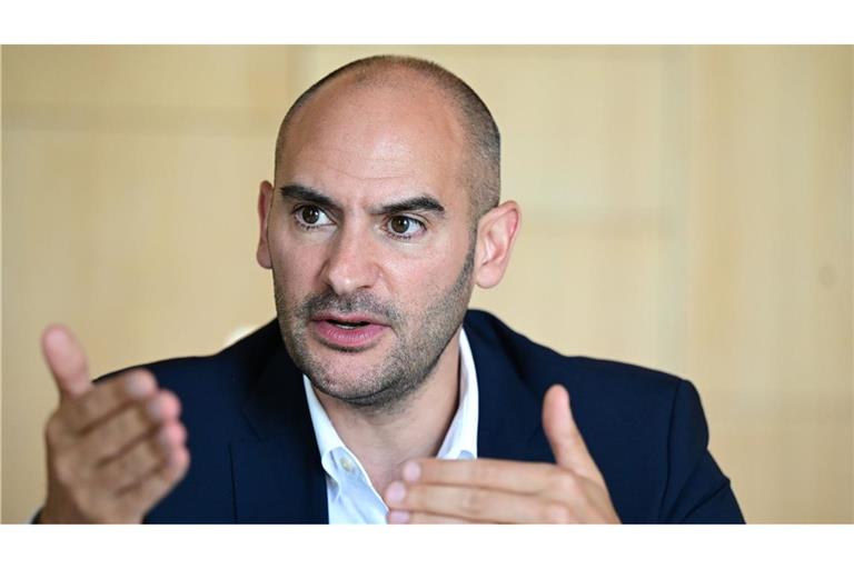 Baden-Württembergs Finanzminister Danyal Bayaz will, dass Akademiker länger arbeiten