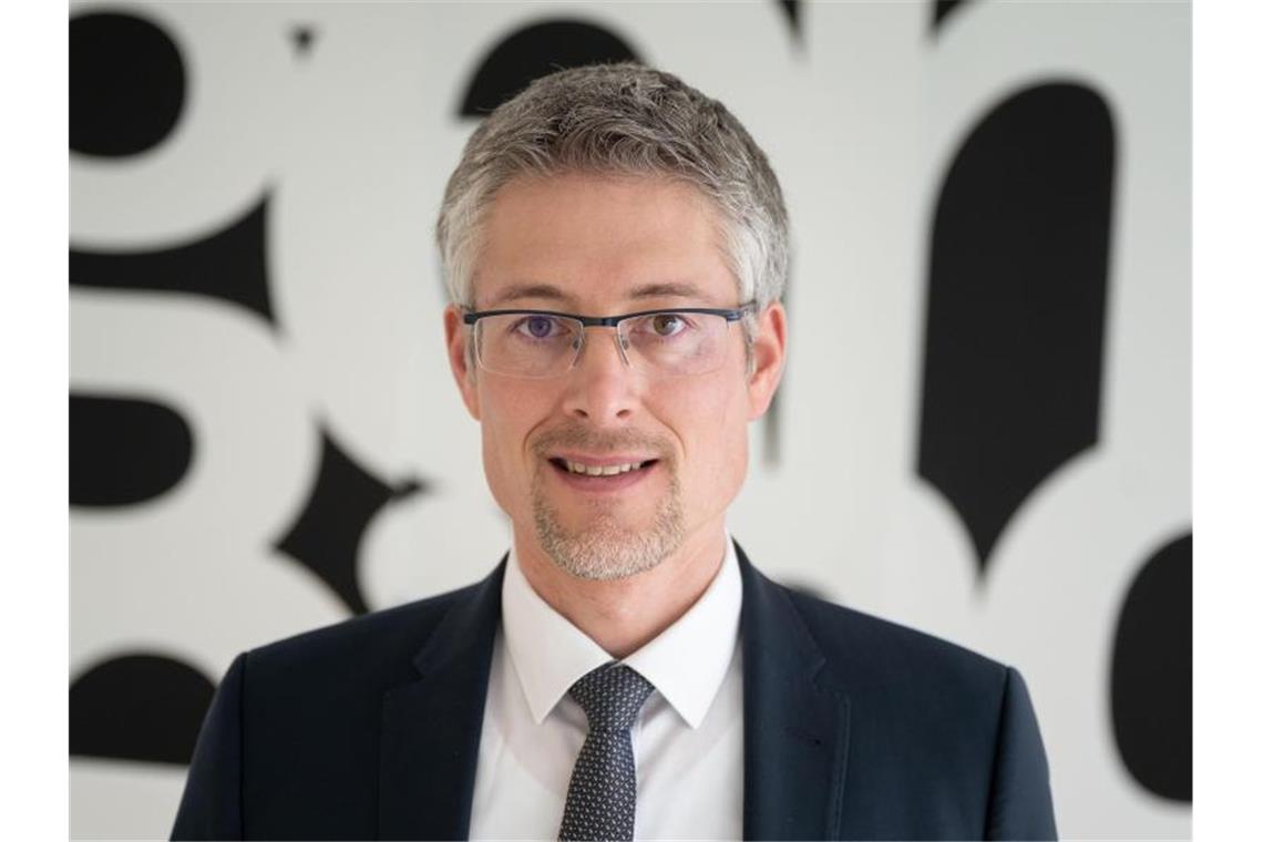 Finanzierung von Tests in Kitas: Verdi fordert Testpflicht Baden-Württembergs Gemeindetagspräsident Steffen Jäger steht im Foyer der Geschäftsstelle des Gemeindetags. Foto: Marijan Murat/dpa/archivbild