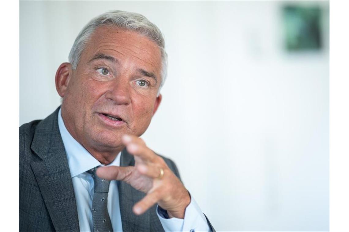 Baden-Württembergs Innenminister Thomas Strobl (CDU) spricht bei einem Interview. Foto: Sebastian Gollnow/dpa/Archivbild