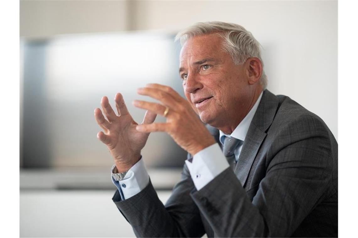 Baden-Württembergs Innenminister Thomas Strobl (CDU) spricht bei einem Interview. Foto: Sebastian Gollnow/dpa/Archivbild