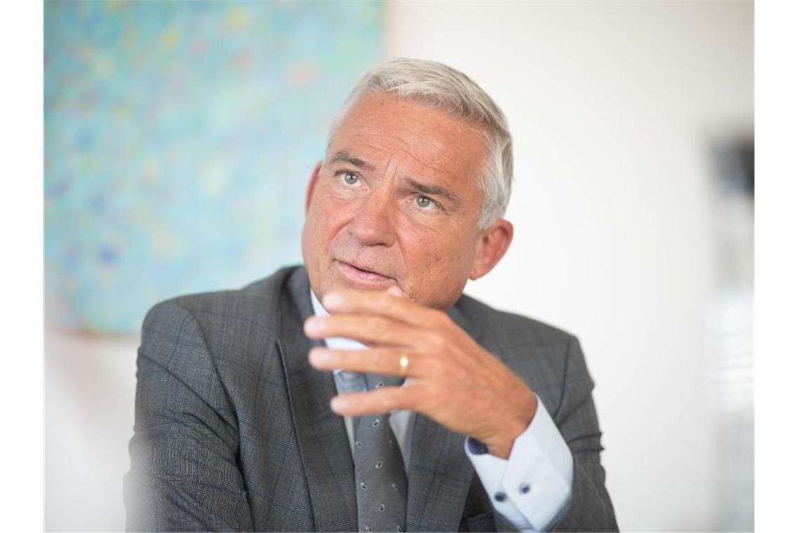 Strobl: Krawallnacht war spontan und nicht geplant Baden-Württembergs Innenminister Thomas Strobl (CDU) spricht bei einem Interview. Foto: Sebastian Gollnow/dpa/Archivbild