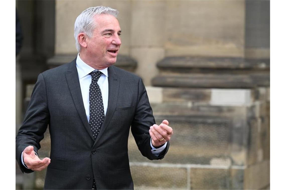 Deutlich weniger Demonstranten bei Corona-Protesten Baden-Württembergs Innenminister Thomas Strobl steht vor dem Neuen Schloss in Stuttgart. Foto: Bernd Weißbrod/dpa/Archivbild
