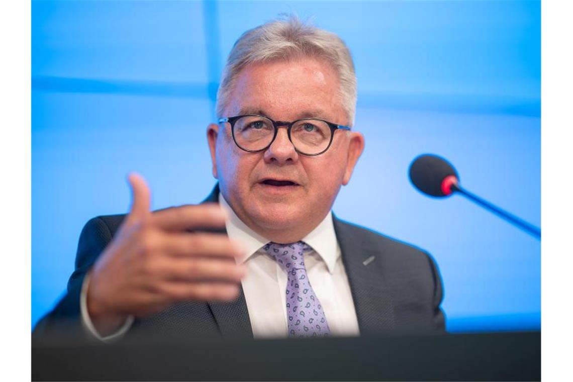 Baden-Württembergs Justizminister Guido Wolf (CDU) spricht bei einer Pressekonferenz. Foto: Sebastian Gollnow/dpa/Archivbild