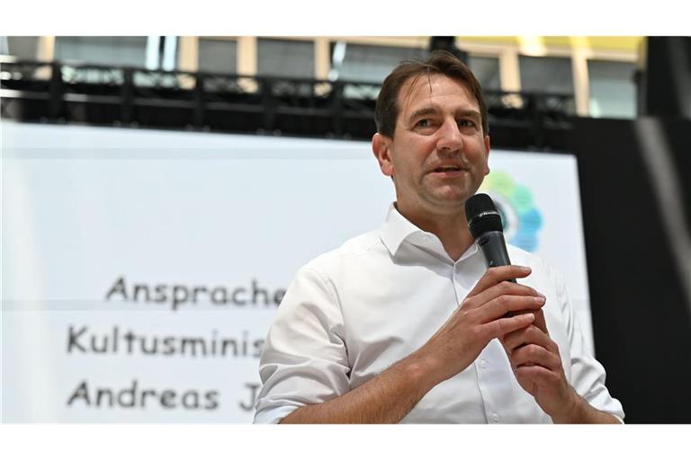Baden-Württembergs Kultusminister Andreas Jung (CDU) will, dass Schülerinnen und Schüler beim Start in der Grundschule ausreichend Deutsch sprechen. (Archivbild)