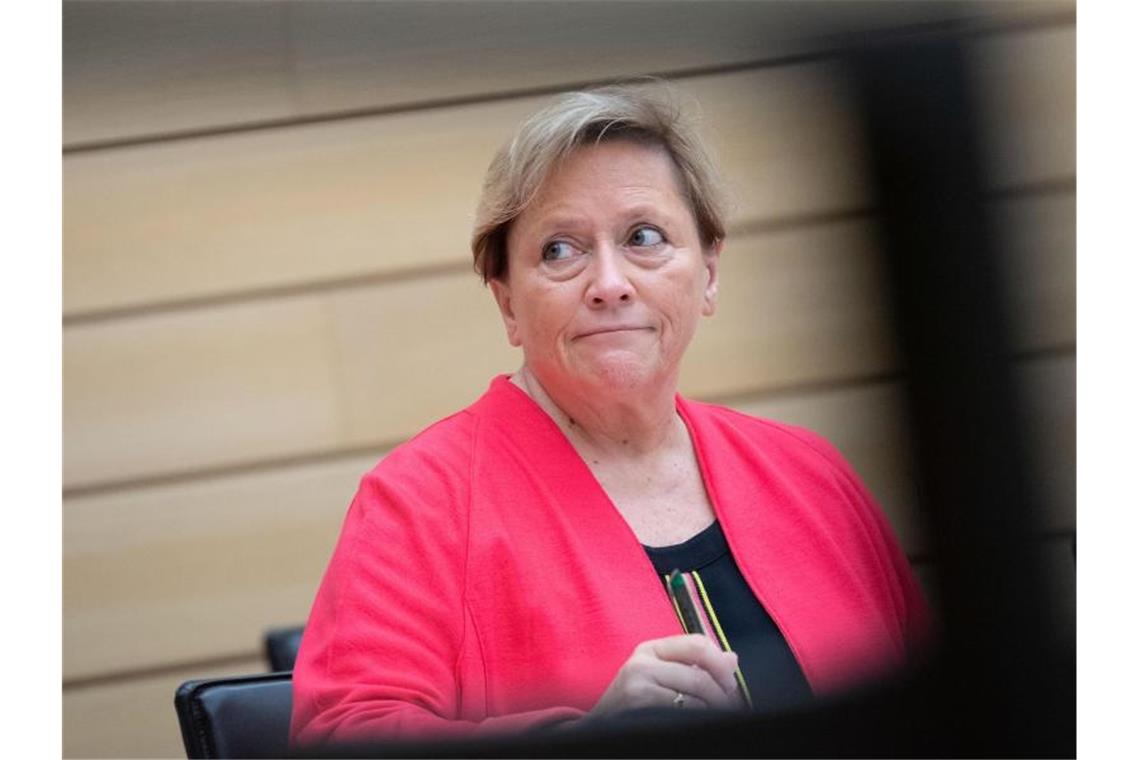 Baden-Württembergs Kultusministerin Susanne Eisenmann nimmt an Landtagssitzung teil. Foto: Marijan Murat/dpa/Archivbild