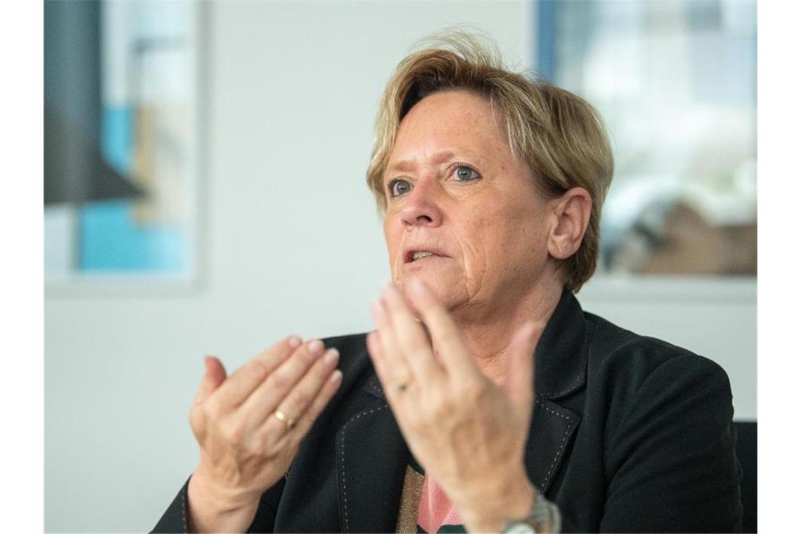 Baden-Württembergs Kultusministerin Susanne Eisenmann (CDU) gestikuliert. Foto: Sebastian Gollnow/dpa/Archivbild