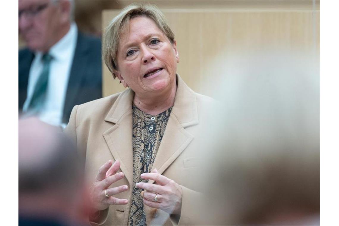 Baden-Württembergs Kultusministerin Susanne Eisenmann (CDU) spricht im Landtag. Foto: Sebastian Gollnow/dpa/Archivbild