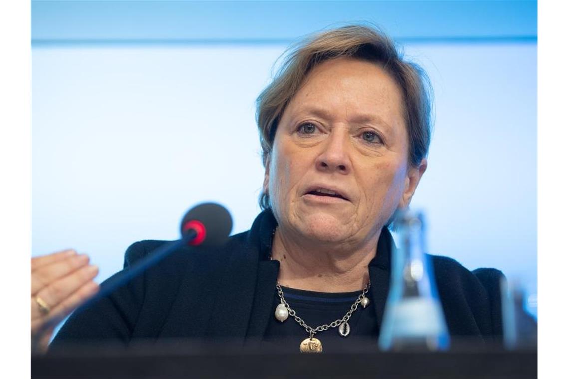 Baden-Württembergs Kultusministerin Susanne Eisenmann (CDU) spricht bei einer Pressekonferenz. Foto: Sebastian Gollnow/dpa/Archivbild