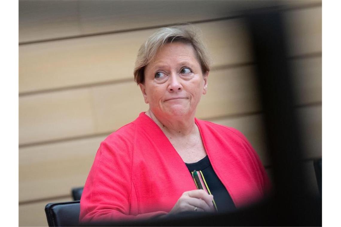 Baden-Württembergs Kultusministerin Susanne Eisenmann (CDU) sitzt im Landtag. Foto: Marijan Murat/dpa/Archivbild