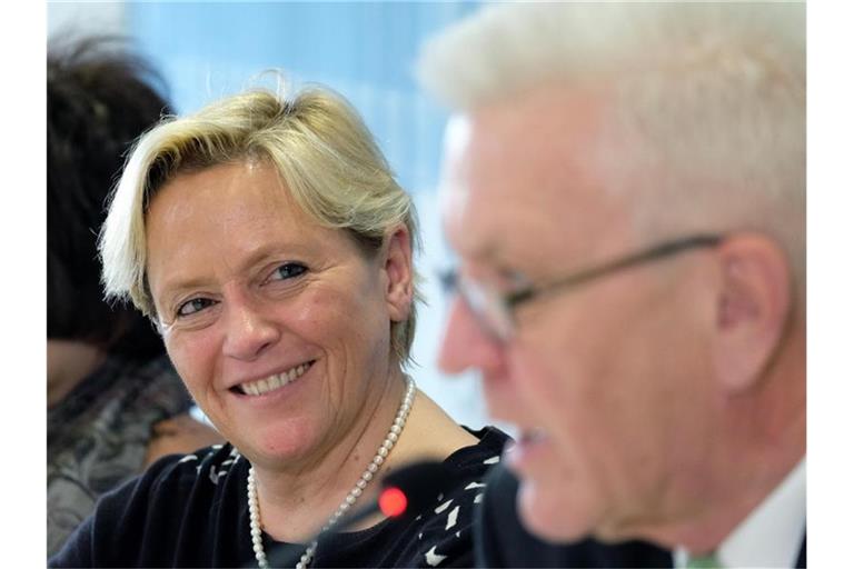 Baden-Württembergs Kultusministerin Susanne Eisenmann (l, CDU) bei einer Pressekonferenz. Foto: Bernd Weissbrod/dpa
