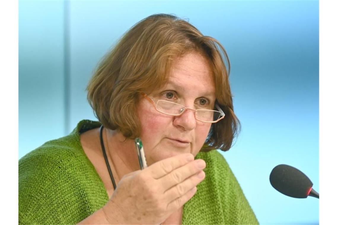 Baden-Württembergs Kultusministerin Theresa Schopper (Grüne) spricht bei einer Pressekonferenz. Foto: Bernd Weißbrod/dpa