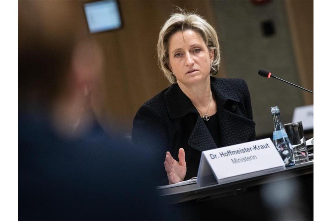 Was kostet der Bau im Wüstensand?: Streit um Dubai-Pavillon Baden-Württembergs Landeswirtschaftsministerin Nicole Hoffmeister-Kraut in Stuttgart. Foto: Christoph Schmidt/dpa/archivbild