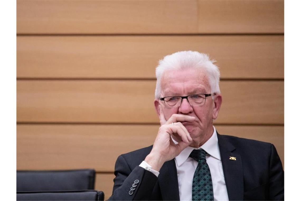 Baden-Württembergs Ministerpräsident Winfried Kretschmann (Grüne) nimmt an einer Landtagssitzung teil. Foto: Christoph Schmidt/dpa