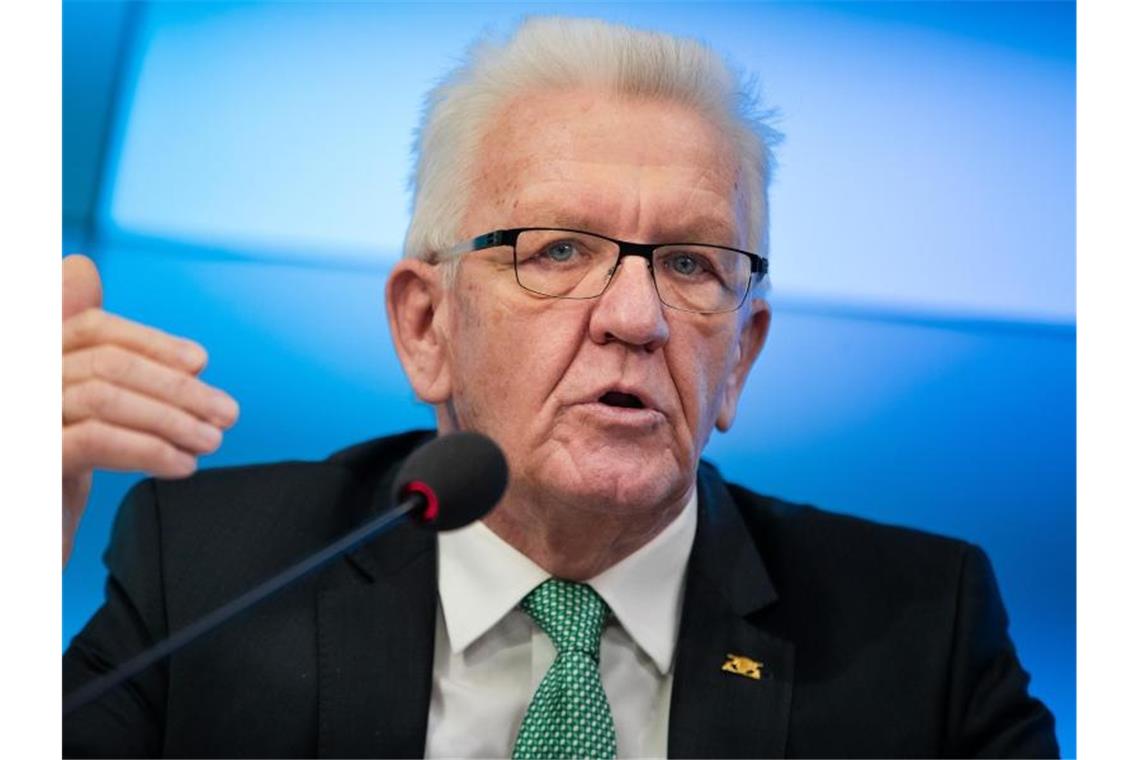 Kretschmann zu Löw-Rücktritt: „Irgendwann muss man aufhören“ Baden-Württembergs Ministerpräsident Winfried Kretschmann (Grüne) spricht bei einer Pressekonferenz. Foto: Christoph Schmidt/dpa/Archivbild