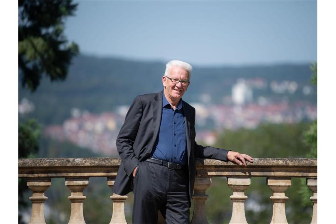 Baden-Württembergs Ministerpräsident Winfried Kretschmann (Grüne) steht im Garten der Villa Reitzenstein. Foto: Marijan Murat/dpa/Archivbild