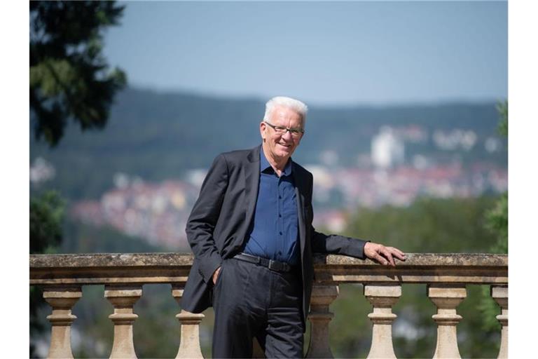 Baden-Württembergs Ministerpräsident Winfried Kretschmann (Grüne) steht im Garten der Villa Reitzenstein. Foto: Marijan Murat/dpa/Archivbild