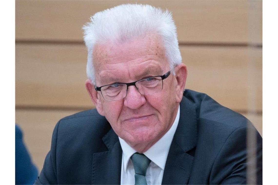 Pilotprojekt für Treibstoff aus CO2 kommt voran Baden-Württembergs Ministerpräsident Winfried Kretschmann (Grüne) sitzt im Landtag. Foto: Sebastian Gollnow/dpa/Archivbild
