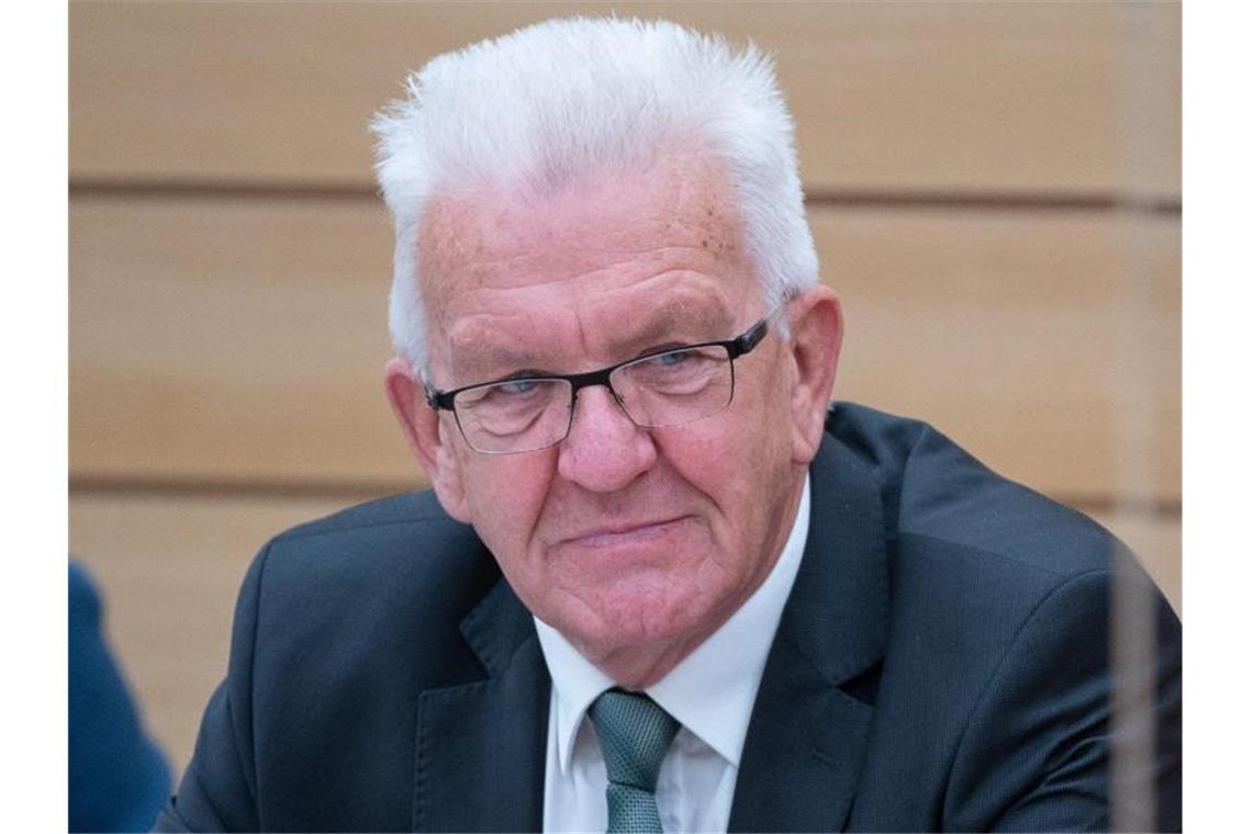 Baden-Württembergs Ministerpräsident Winfried Kretschmann (Grüne) sitzt im Landtag. Foto: Sebastian Gollnow/dpa/Archivbild