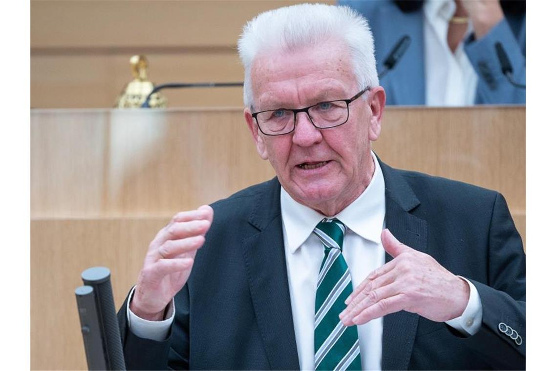 Baden-Württembergs Ministerpräsident Winfried Kretschmann (Grüne) spricht im Landtag. Foto: Sebastian Gollnow/dpa/Archivbild
