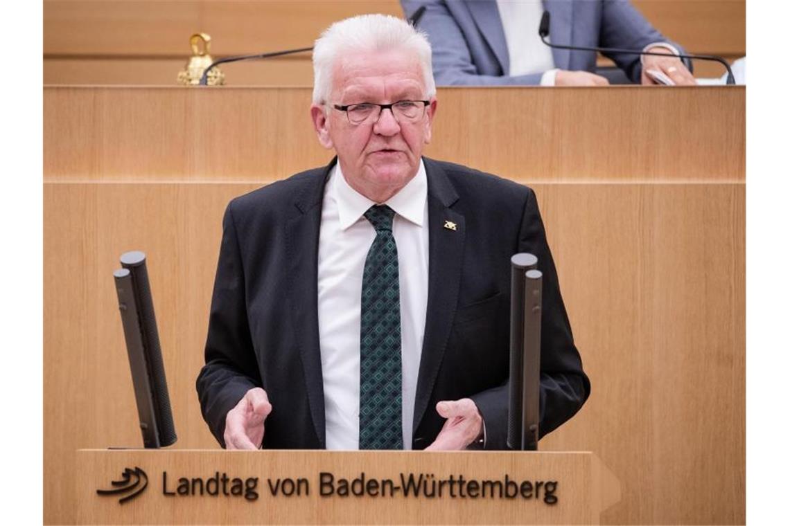 Baden-Württembergs Ministerpräsident Winfried Kretschmann (Grüne) spricht bei einer Landtagssitzung. Foto: Christoph Schmidt/dpa
