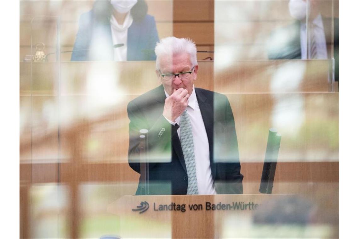 Kretschmann: Aus Homeoffice-Regeln entsteht kein Klagerecht Baden-Württembergs Ministerpräsident Winfried Kretschmann (Grüne) nimmt an einer Plenar-Sondersitzung im Landtag teil. Foto: Marijan Murat/dpa