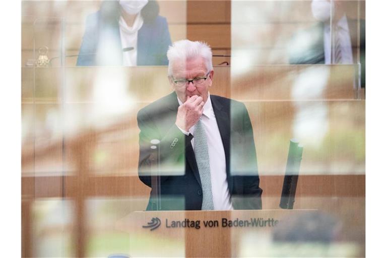 Baden-Württembergs Ministerpräsident Winfried Kretschmann (Grüne) nimmt an einer Plenar-Sondersitzung im Landtag teil. Foto: Marijan Murat/dpa
