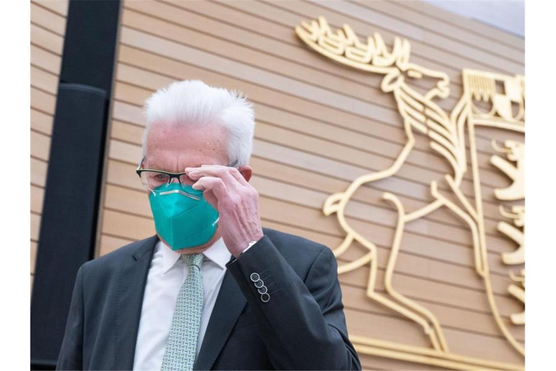 Coronadebatte: Von Goldwaagen, Lernkurven und Windhundrennen Baden-Württembergs Ministerpräsident Winfried Kretschmann (Grüne) nimmt an einer Plenar-Sondersitzung im Landtag teil. Foto: Marijan Murat/dpa