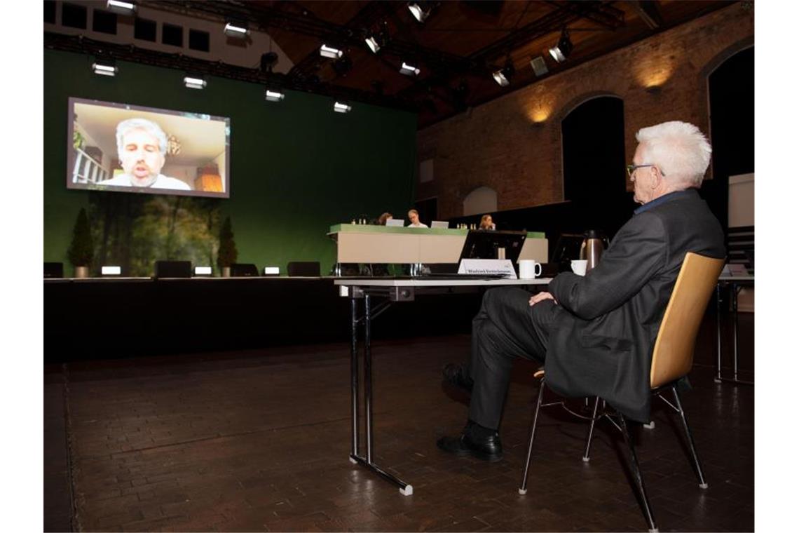 Grüne leiten Ausschlussverfahren gegen Boris Palmer ein Baden-Württembergs Ministerpräsident Winfried Kretschmann verfolgt Palmers Gegenrede zum Antrag auf das Parteiauschlussverfahren. Foto: Marijan Murat/dpa