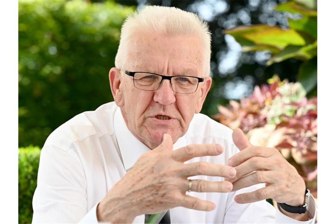 Baden-Württembergs Ministerpräsident Winfried Kretschmann (Grüne) spricht bei einem Interview zu Journalisten. Foto: Bernd Weißbrod/dpa/Archivbild