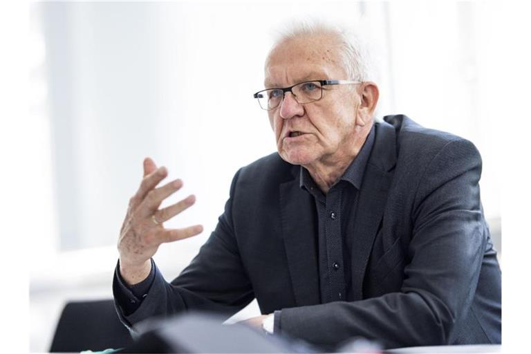 Baden-Württembergs Ministerpräsident Winfried Kretschmann gibt ein Interview. Foto: Tom Weller/dpa/archivbild