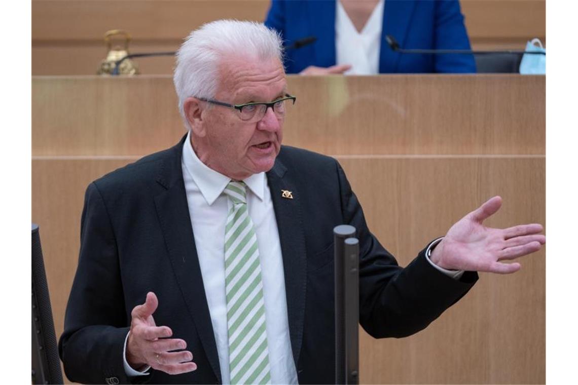 Detzer widerspricht Kretschmann: Partei bevorzugt Ampel Baden-Württembergs Ministerpräsident Winfried Kretschmann (Grüne) spricht bei einer Landtagssitzung. Foto: Bernd Weißbrod/dpa/Archivbild
