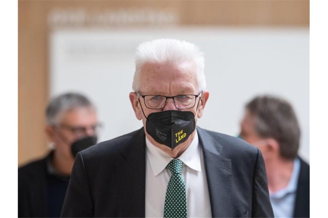 Aus für Weihnachtsmärkte, Diskotheken und Fußballstadien Baden-Württembergs Ministerpräsident Winfried Kretschmann (Grüne) kommt zu einer Regierungspressekonferenz. Foto: Marijan Murat/dpa