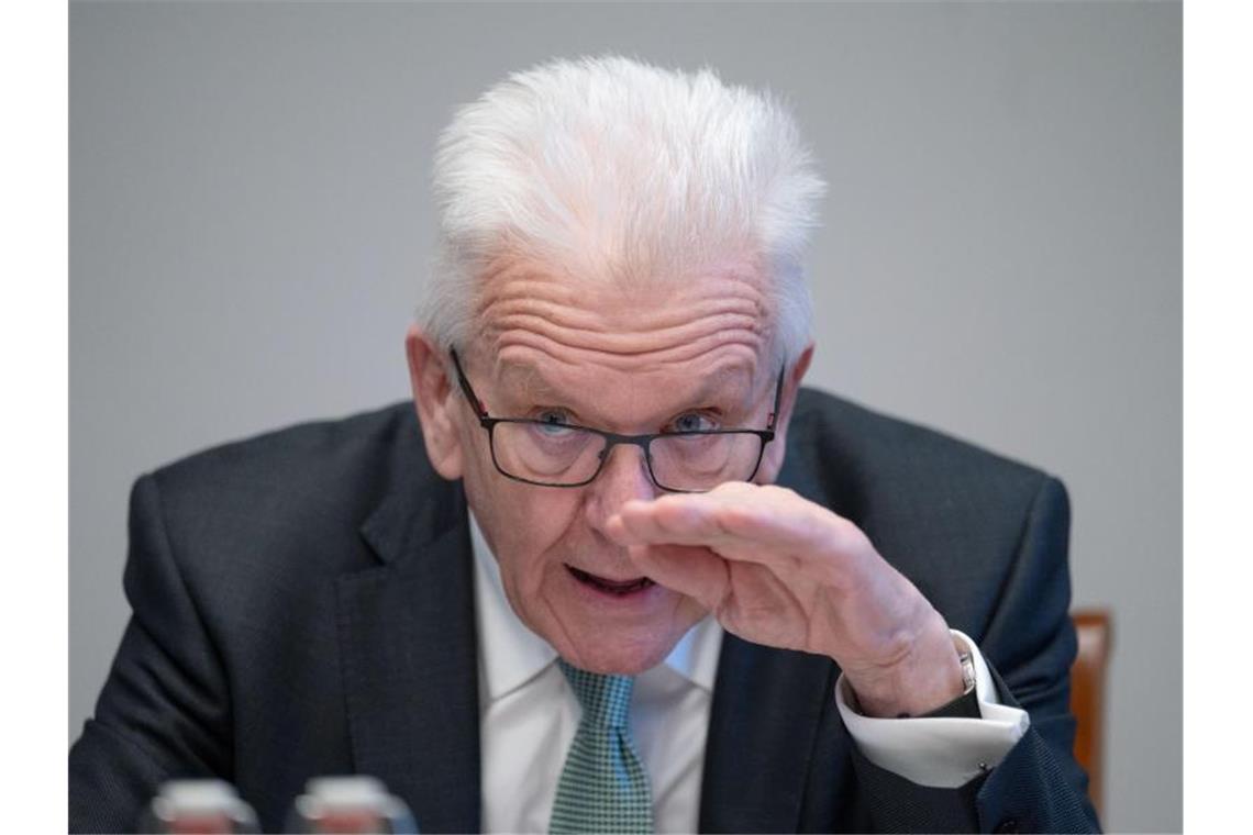 Kretschmann schließt Ende der Maßnahmen vor Ostern aus Baden-Württembergs Ministerpräsident Winfried Kretschmann spricht in Stuttgart. Foto: Marijan Murat/dpa/Archivbild