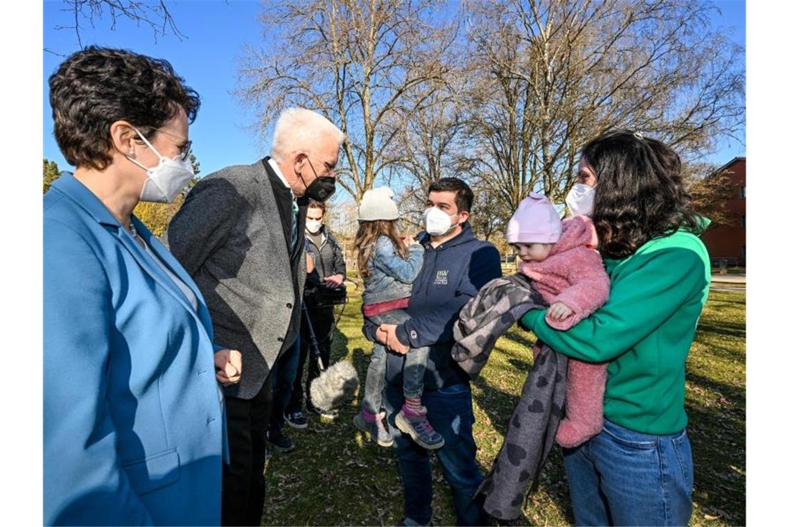 Lob für Hilfe für Geflüchtete Baden-Württembergs Ministerpräsident Winfried Kretschmann (Bündnis90/Die Grünen, 3.v.l.) und Marion Gentges (CDU, 2.v.l.), Ministerin der Justiz und für Migration in Baden-Württemberg, sprechen beim Besuch der Landeserstaufnahmestelle in Sigmaringen mit einer ukrainischen Familie. Foto: Felix Kästle/dpa