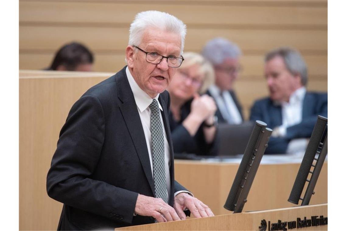 Baden-Württembergs Ministerpräsident Winfried Kretschmann bei einer Sondersitzung des Landtags in Stuttgart. Foto: Marijan Murat/dpa